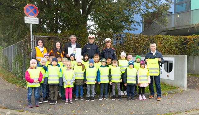 Bürgermeister Rudolf Scharinger und Vizebürgermeister Peter Aichmayr sowie Raimund Grabner und GrInsp Sylvia Brandtner von der Trauner Stadtpolizei mit den Kindern des Kindergartens St. Dionysen II und ihren Pädagoginnen.