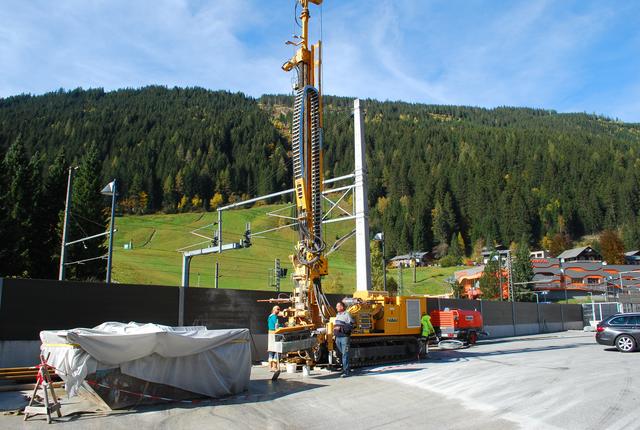 Im Bereich des Bahnhofes werden bereits zahlreiche Probebohrungen für den Bau des Fussgängertunnels im Rahmen des Mobilitätskonzeptes durchgeführt.