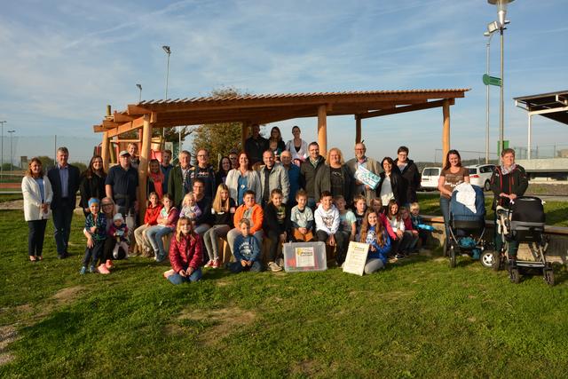 Dem Spielvergnügen steht nichts mehr im Weg: Mit einer kleinen Feier wurde der neu gestaltete Spielplatz in Bad Blumau offiziell eröffnet.