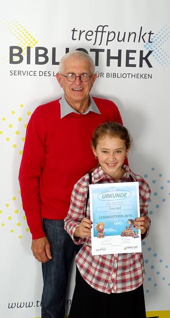 Tina Heß mit dem Schleinbacher Bibliothekar Franz Köstler