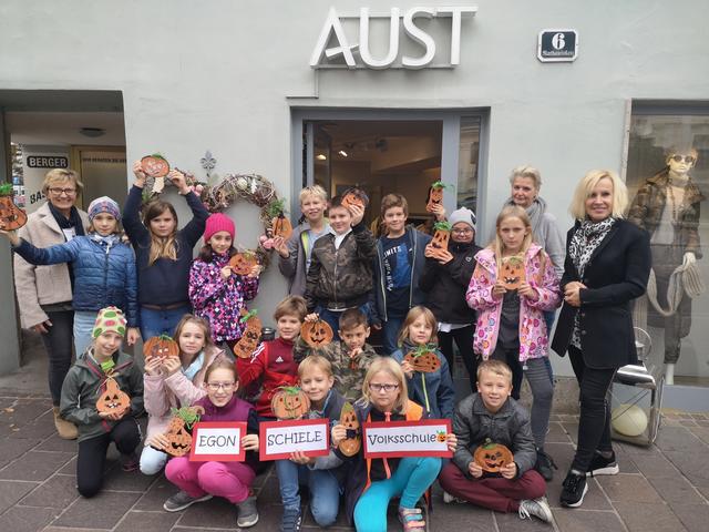 Andrea Ehemoser (Geschäftsinhaberin), die Kinder der 4b und die Lehrerinnen Karin Edthofer und Eva Schmircher.