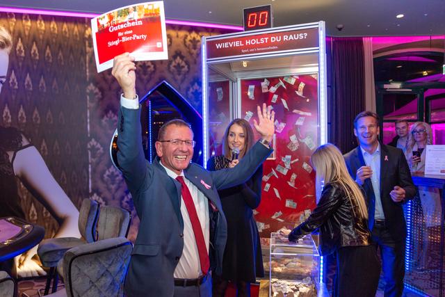 Glücklicher Gewinner: Bürgermeister Andreas Wimmreuter, mit Moderatorin Carina Schwab im Hintergrund. | Foto: Nikolaus Faistauer Photography