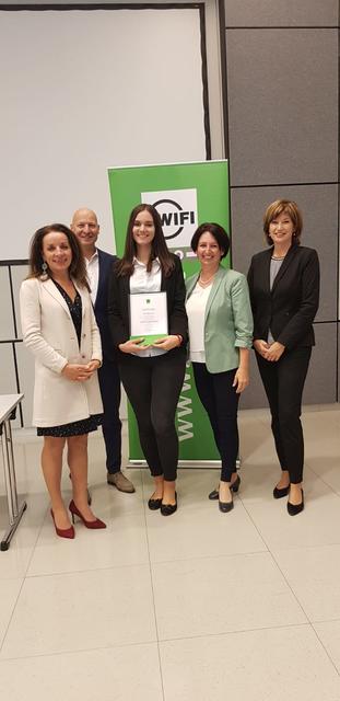 Jovana Bujic, Schülerin der HAK Deutschlandsberg. freut sich über das Marketing-Diplom.