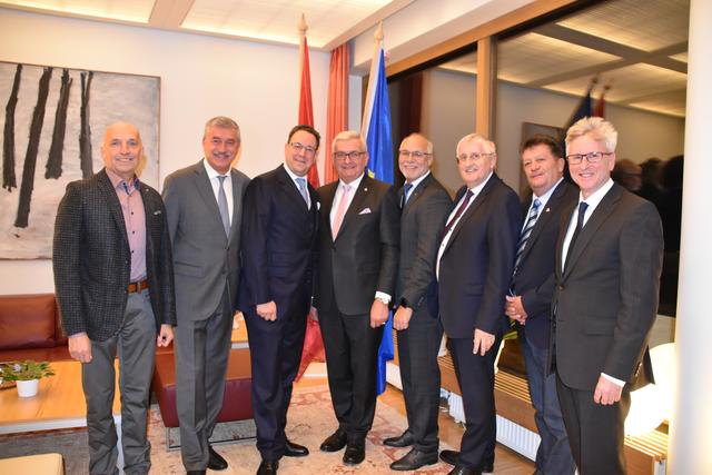 Gemeindebundpräsident Alfred Riedl (Mitte) mit den Präsidenten und dem österreichischen Botschafter Maximilian Hennig.  | Foto: Karin Zeiler / Bezirksblätter NÖ