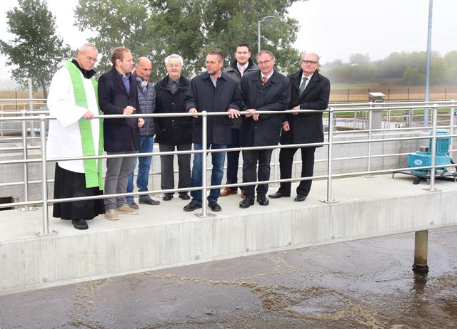 Die Eröffnungsgäste bei der Besichtigung der Klärbecken.