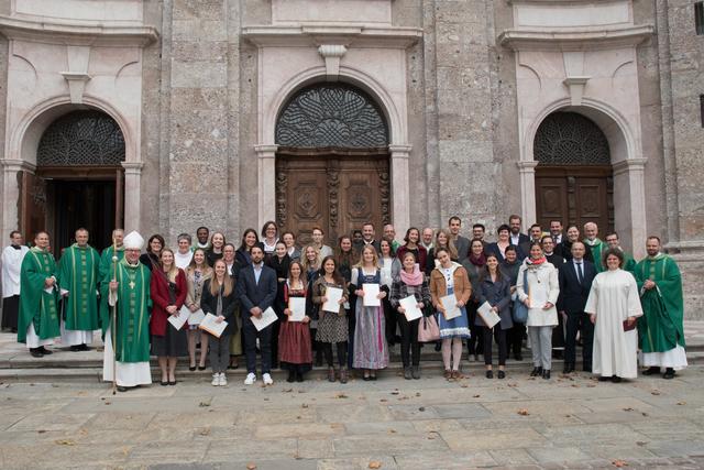 Festgottesdienst: Kirche begrüßt 36 neue MitarbeiterInnen. | Foto: Fotos: dibk