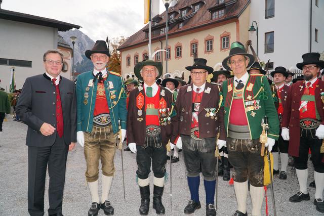 LH Platter (li) verabschiedete gemeinsam Landeskommandant Fritz Tiefenthaler (re) die alte Führungsgarde: Fritz Gastl, Heini Gstrein und Wolfram Vindl (v.l.).