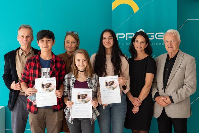 Die stolzen Repräsentanten der drei Sieger-Projekte: Ovat Ozan, NMS Perg, Denise Stütz, NMS St. Leonhard bei Freistadt und Kristina Petrovic, BRG Linz Hamerlingstraße sowie ebenfalls v.l.n.r.: Matthias Schlossgangl, Methodenexperte bei Voll im Leben - Voll im Ich, Doris Formann, Proges-Geschäftsführerin, Bettina Stadlmayr, Abteilungsleitung Gesundheitsförderung und Prävention der OÖGKK, Jurorin Prämierungskomitee sowie Universitäts-Professor Werner Schöny, Ehrenpräsident von pro mente Austria, Juror Prämierungskomitee.