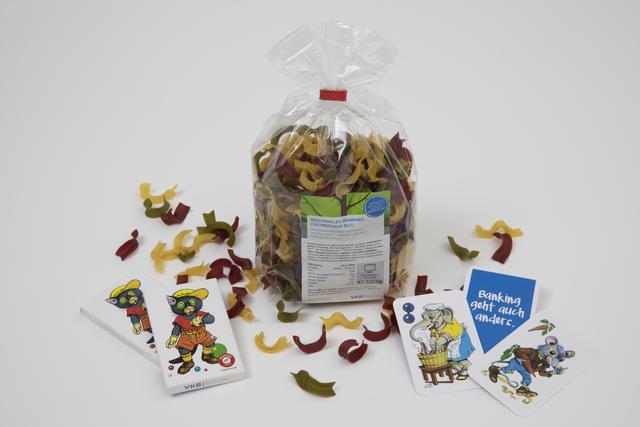 Für Kunden der VKB-Bank gibt es eine bunte Nudelkreation der regionalen Firma „pastafani“ und das Kartenspiel „Schwarzer Peter“.