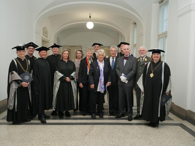 Die Geehrten mit Vizerektorin Anke Bockreis, Vizerektor Bernhard Fügenschuh, Rektor Tilmann Märk, Vizerektor Wolfgang Meixner und Vizerektorin Ulrike Tanzer.