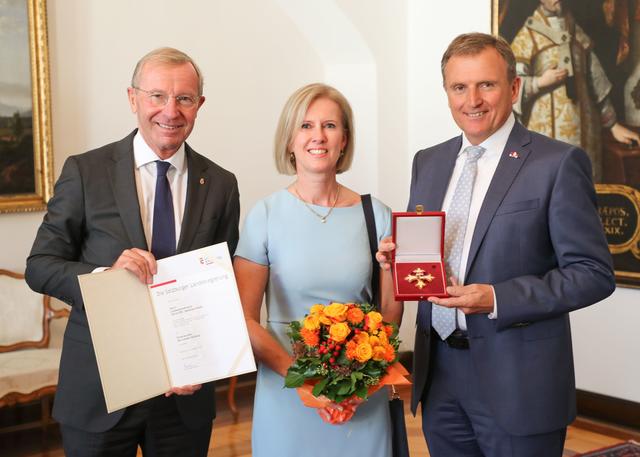 Landeshauptmann Wilfried Haslauer zeichnte heute Landesamtdirektor Sebastian Huber (im Bild mit Ehefrau Birgit) mit dem Ehrenzeichen des Landes Salzburg aus.