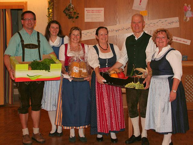 Die Volkstanzgruppe Tulln freute sich mit den Gewinnern über die Überraschungspakete mit Nudeln, Kürbissen, Popcorn, Erdäpfeln und Gemüse.