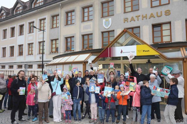 In einer "Bücherprozession" wurden die Bücher der Pfarrbücherei in die neue Stadtbibliothek im Rathaus getragen.