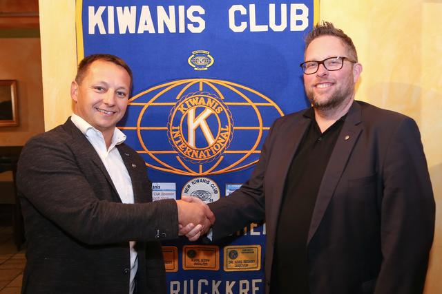 Der neue Kiwanis-Präsident Günther Unterberger mit seinem Vorgänger Thomas Muggenhumer (r.).