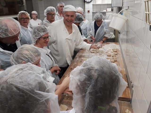 Günther Feldhofer mit seinen Gästen in Randegg. | Foto: Bäckerei Feldhofer