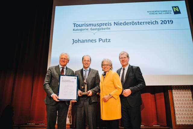 Johannes Putz (2.v.l.) wurde von Hubert Schultes (Generaldirektor der NV), Tourismuslandesrätin Petra Bohuslav und Helmut Holzinger (Vorstandssprecher der Hinterstoder Wurzeralm Bergbahnen AG) mit dem NÖ Tourismuspreis ausgezeichnet.