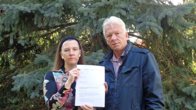Christine Witty und Jowi Trenner mit dem viele Seiten umfassenden Schreiben an die Aufsichtsbehörde in der Causa: Adventhütten