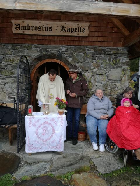 Pfarrer Christian Walch, Sepp Graber und Jana Luxner (im Rollstuhl) mit ihrer Mama und Oma.