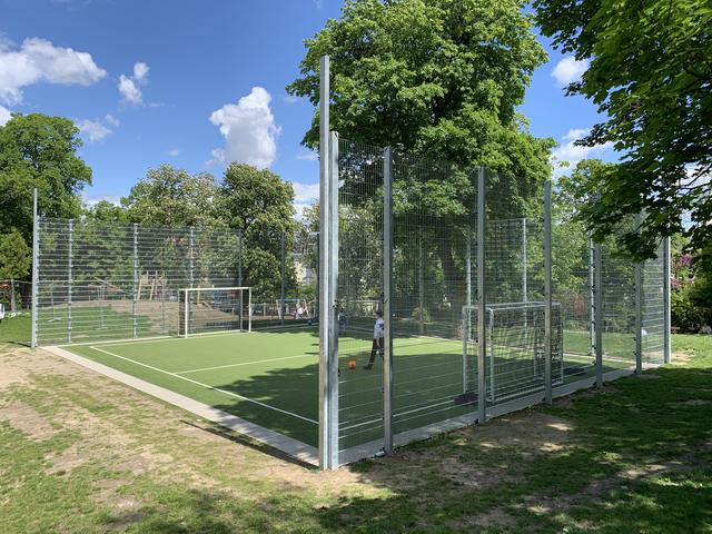 Auf Wunsch der Jugend: Der Fußballplatz im Türkenschanzpark bekam einen neuen Belag und neue Tore. | Foto: BV 18
