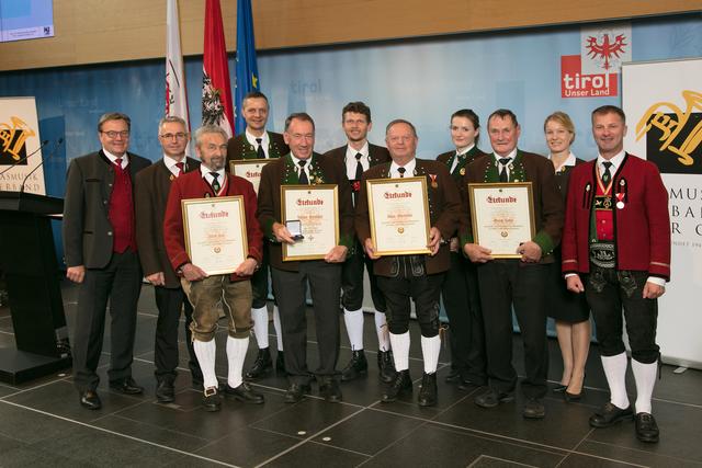 Die Geehrten des Musikbezirks Wipptal-Stubai mit den Verantwortlichen