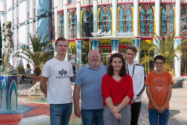 Helmut Goerzen (2. v. l.) mit Schülern bei der 32. Jugendschachgala in St. Veit/Glan.