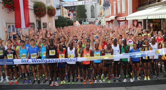 Start des 27- Kilometer-Klassikers in St. Wolfgang.