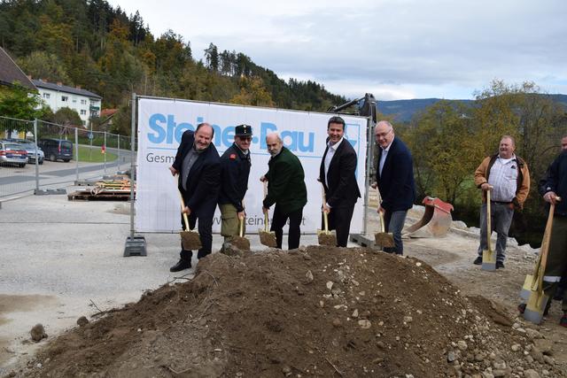 Vize Bürgermeister Erich Pachler, Kommandant Hannes Kienberger, Bürgermeister Ing. Josef Ruthardt, Landesrat Ing. Daniel Fellner und Baureferent und Vizebürgermeister Emmerich Riegler beim Spatenstich für den Zu- und Umbau des Rüsthauses in Lavmünd