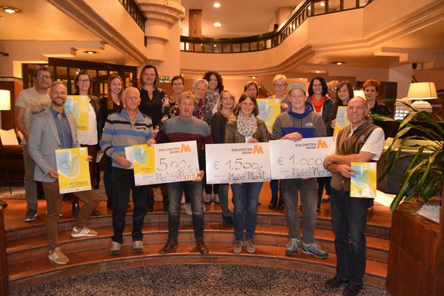 Die glücklichen GewinnerInnen mit Vertretern von MatreiMarkt.