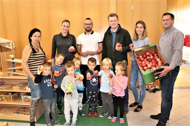 Im Kindergarten Zentrum freuen sich Kindergartenpädagogen und Kinder über die Äpfel vom Bauernbund Kalsdorf. v.l.n.r. Kindergartenpäd. Daniela Lach, Kindergartenleiterin Linda Müllner Christian Hütter, Michael Konrad, Kindergartenpäd. Lisa Konrad und Richard Schall