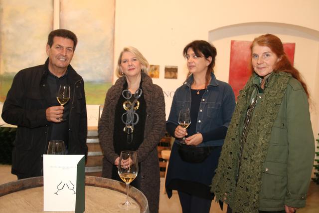 Bürgermeister Harald Leopold mit den Künstlerinnen des Atelierkellers: Melitta Scheutz, Helma Klinglhuber und Erika Köchl (v.l.).