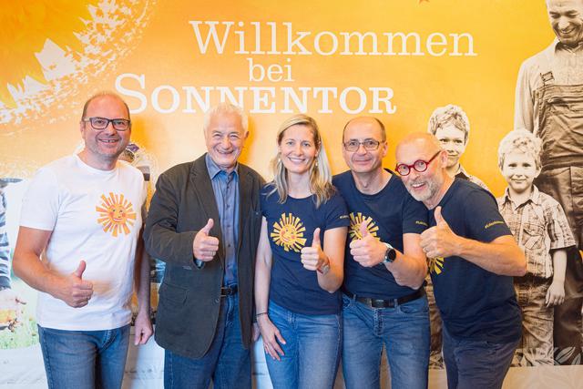 Sonnentor steht dem Projekt Waldviertelautobahn kritisch gegenüber. Im Bild: Die Sonnentor Geschäftsführer Gerhard Leutgeb, Manuela Raidl-Zeller, Klaus Doppler und Johannes Gutmann gemeinsam mit dem Verkehrsexperten Hermann Knoflacher.