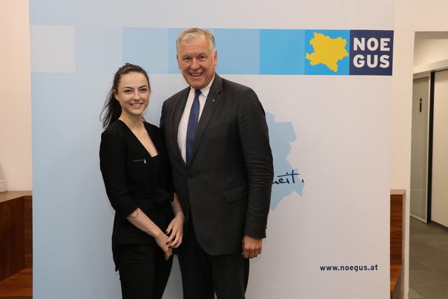 Bloggerin Valerie-Claire Überbacher mit NÖGUS-Vorsitzenden und Landesrat Martin Eichtinger