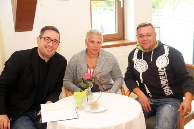 Marion und Martin (re.) planen und organisieren schon jetzt ihre Hochzeit im Jahr 2021 mit Musiker Mark Hofbauer.