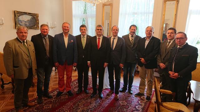 Botschafter Peter Mišík empfing die Oststeirische Delegation, um Bgm.a.D. Josef Rath (l.) in der slowakischen Botschaft.