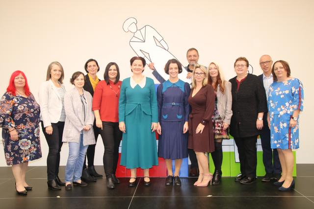 ÖGB-Landesfrauenvorsitzende Hannelore Binder, AMS-Gleichstellungsbeauftragte Renate Vouillarmet-Winkler, AK-Frauenreferntin Gabi Tremmel, AK-Vizepräsidentin Bianca Graf, Frauenlandesrätin Astrid Eisenkopf, Schauspielerinnen Anita Zieher und Brigitte Waschnig, AK-Präsident Gerhard Michalitsch, ÖGB-Landesfrauensekretärin Dorottya Kickinger, FSG-Landesfrauenvorsitzende Hermine Supper-Schlögl, PRO-GE-Bundesfrauenvorsitzende Klaudia Frieben, AK-Direktor Thomas Lehner und GÖD-Landesfrauenvorsitzende Trixi Wagner.