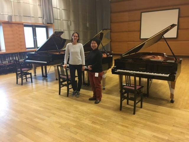 Die Klavierlehrerinnen Edith Schäfer und Shu-te Chang durften das Instrument bei Yamaha Europe Music aussuchen.