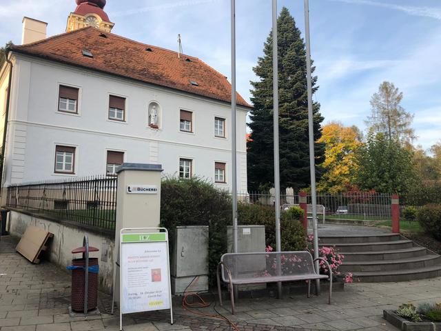 Der Zaun befindet sich beim Ilzer Pfarrheim auf dem Weg zur Kirche und zum Kulturhaus mit Musikschule und Bücherei.
