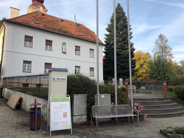 Der Zaun befindet sich beim Ilzer Pfarrheim auf dem Weg zur Kirche und zum Kulturhaus mit Musikschule und Bücherei. | Foto: WOCHE