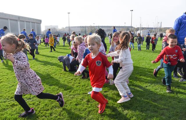 Beim Schnuppertraining mit den Profis von Blau-Weiß Linz durften die Kindergartenkinder auch hinter die Kulissen des Stadions blicken.