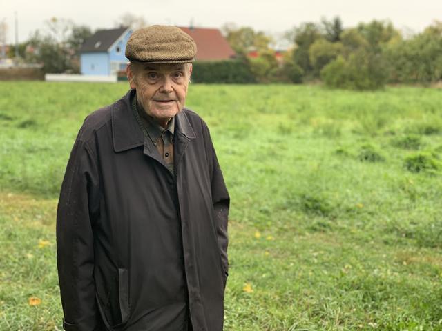 Walter Bergolth vor der Wiese, die die Stadt Wien für die Anlage angekauft hat: „Eine Park & Ride-Anlage wäre in Strebersdorf dringend notwendig!"