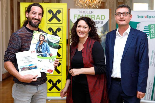 Markus Themel aus Aurach (li.) gewinnt einen der vier Hauptpreise des Fahrradwettbewerbs. LH-Stv. Ingrid Felipe und Klimabündnis-GF Andrä Stigger freuen sich mit dem Gewinner.