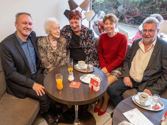 Bürgermeister Christoph Prinz, Bezirkshauptfrau Verena Sonnleitner, Gemeinderätin Emma Kerper und Stadtrat Karl Wallner gratulierten der Jubilarin.