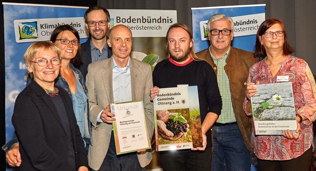 Ottnanger Abordnung: Michael Hörmandinger-Kroath (4.v.l.), Peter Helml (3.v.r.), Bürgermeister Friedrich Neuhofer (2.v.r.).