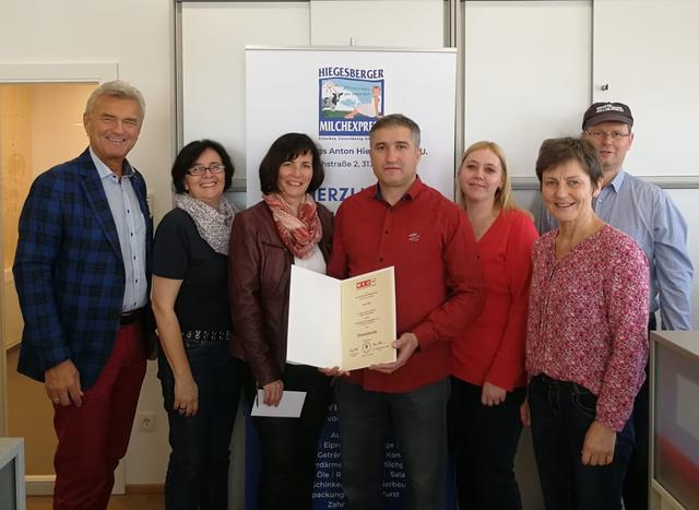 Norbert Fidler (WKO), Roswitha Rathner, Eva Hiegesberger, Ali Incirli, Cornelia Schreiber, Renate Kral und Firmenchef Anton Hiegesberger.