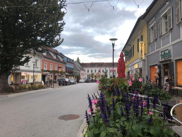 In der Begegnungszone am neu gestalteten Stainzer Hauptplatz ist Einkaufen ebenso ein Genuss, wie das Treffen mit Freunden und Bekannten.