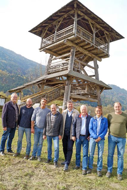 Erfreut: Bürgermeister Gerhard Pirih (4. v. r.), Vizebürgermeister Peter Neuwirth (3. v. r.), der Leiter der Stadtgärtnerei Herbert Twardon (links) und Herbert Mandler von der Abteilung Wasserwirtschaft des Landes Kärnten (4. v. l.) mit seinen Kollegen Patrick Maier, Herbert Ritscher, Stephan Schober und Martin Fleißner.
 | Foto: eggspress