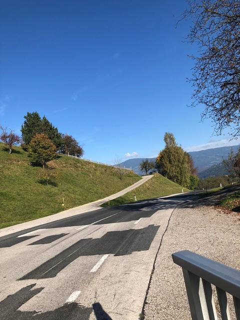 Dieser Abschnitt der Grutschen Landesstraße gleicht einem Fleckerlteppich. Die schlechten Straßenverhältnisse gefährden viele Autofahrer, die diesen Abschnitt täglich passieren müssen