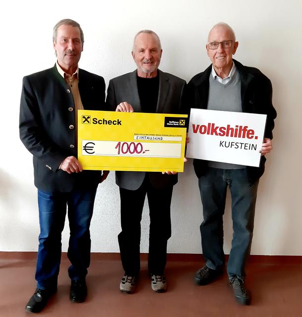 PVÖ-Obmann Hannes Lanner, Volkshilfe-Obmann Hans Schwaiger und PVÖ-Kassier Heinz Auinger (v.l.) bei der Scheckübergabe.