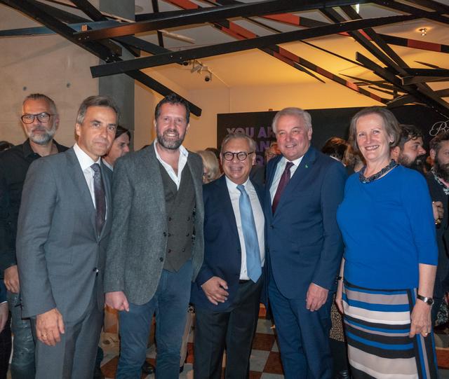 Auf das gute Leben: Clemens Strobl, Siegfried Nagl, Florian Weitzer, Michael Pfaller, Hermann Schützenhöfer und Friederike Weitzer (v.l.) feierten die Eröffnung. | Foto: Grand Hotel Wiesler