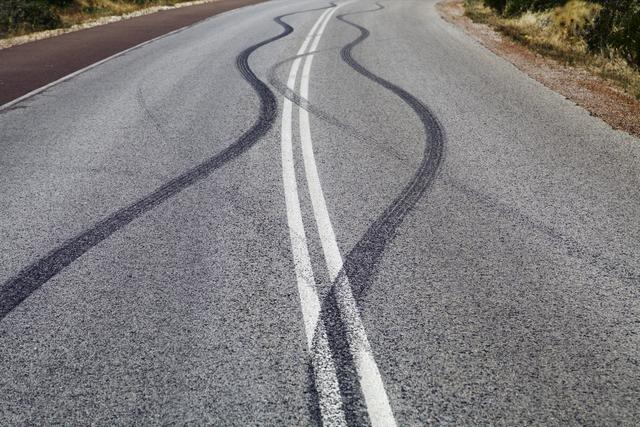 In einer Rechtskurve verlor die Fahrerin die Kontrolle über ihren Wagen und prallte gegen einen Baum.